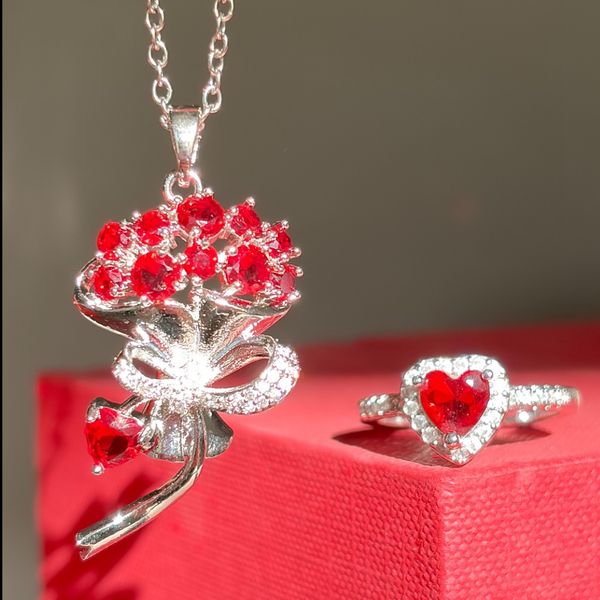 گردنبند گل قرمز