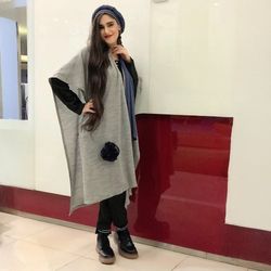 پانچو بافت طوسی پاییزی و زمستانی و بهاری با گلسینه سرمه ای