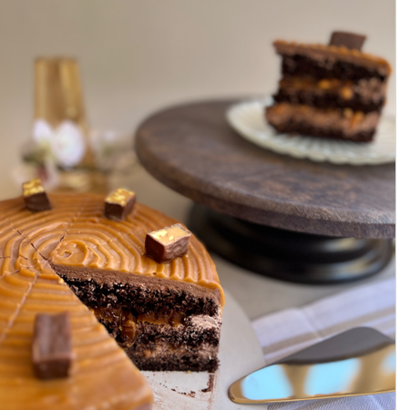 کیک اسنیکرز با کارامل دست ساز