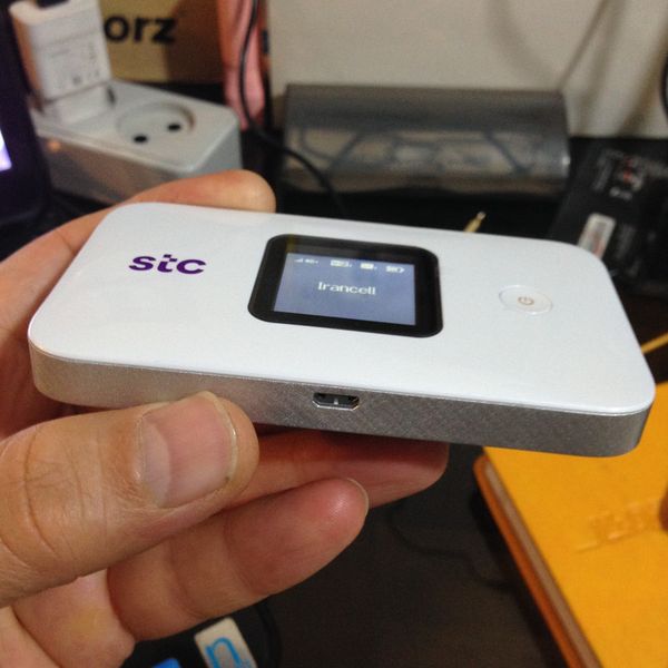 مودم جیبی 4.5G اس تی سی مدل E5785-330 با باتری 3000 میلیآمپرساعت، پشتیبانی از 32+1 کاربر، وایفای دوبانده 2.4 و 5 گیگاهرتز