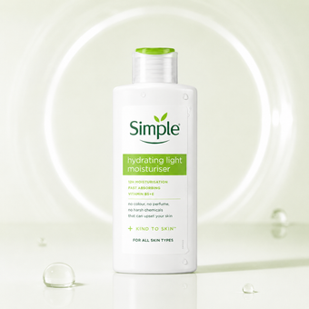 کرم مرطوب کننده لایت سیمپل  Simple Hydrating Light Moisturiser