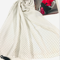 شال کرپ حریر خالدار شیری مشکی منگوله دار