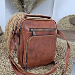 کیف دوشی Jeep مدل 5 زیپ سایز پاسپورتی، جادار و بادوام