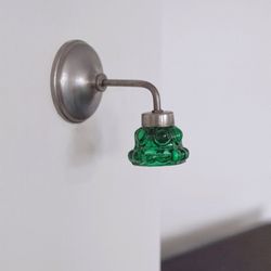 چراغ دیواری فولادی با‌ حباب سبز