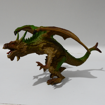 فیگور اژدها دارای مفاصل متحرک