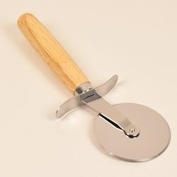 پیتزا بر دسته چوبی