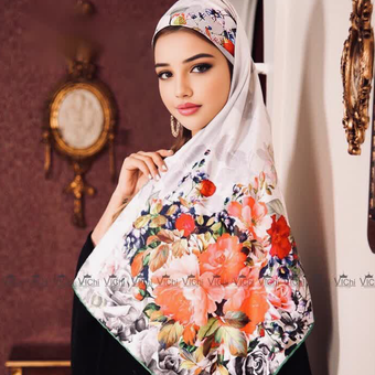 روسری ساتن ابریشم دستدوز گل رز زمینه روشن