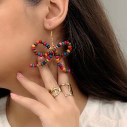 گوشواره پاپیونی دستساز با مهره های چوبی رنگی