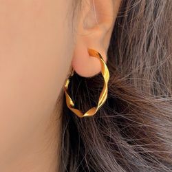 گوشواره حلقه‌ای طرح پیچ‌خورده