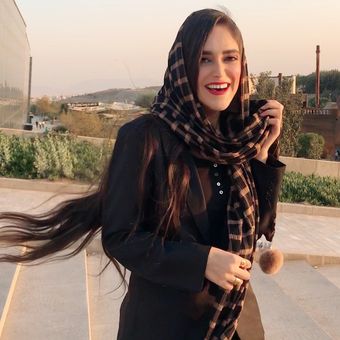 شال چهارخونه پاییزه نخی پلیسه مشکی و قهوه ای پوم دار