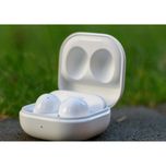 هدفون بلوتوثی سامسونگ مدل Galaxy Buds FE با نویز کنسلینگ فعال (ANC)، درگاه شارژ USB Type-C، دارای میکروفون دوگانه، مقاوم در براب