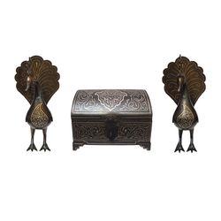 ست 3 تکه مجسمه و صندوقچه فولادی مدل قجر طرح نقره کوب