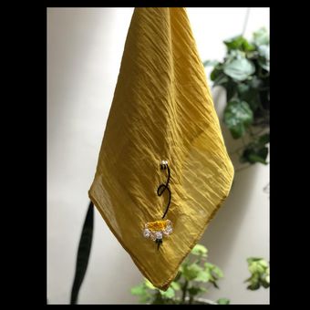 اسکارف طرح گل وزنبور