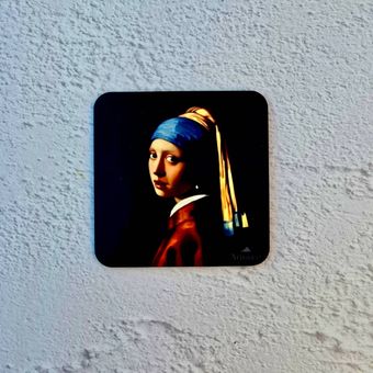 زیر لیوانی دختری با گوشواره‌های مروارید ورمیر (Artistico)