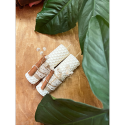 شمع بیزوکس همرا با چوب دارچین و گل خشک