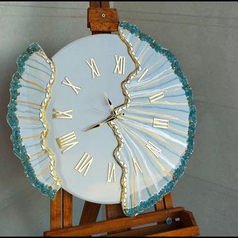 ساعت طرح سلین فیروزه ای