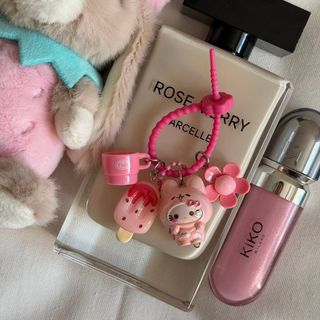 چارم هلوکیتی و بستنی توت‌فرنگی💕🍰