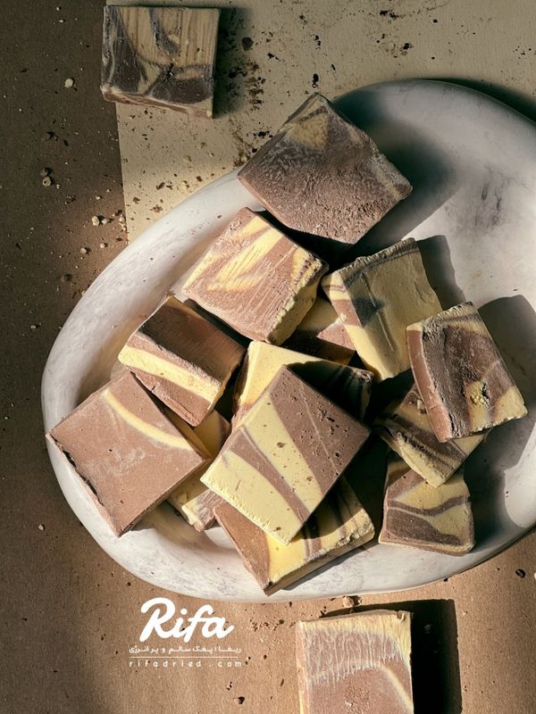 بستنی خشک انجمادی پفکی طعم موز شکلات