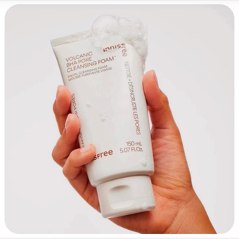 Innisfree Volcanic BHA Pore Cleansing Foam (شوینده‌ی منافذ حاوی BHA و خاک آتشفشانی اینیسفری)