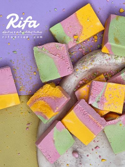 بستنی خشک انجمادی پفکی طعم رنگین کمان