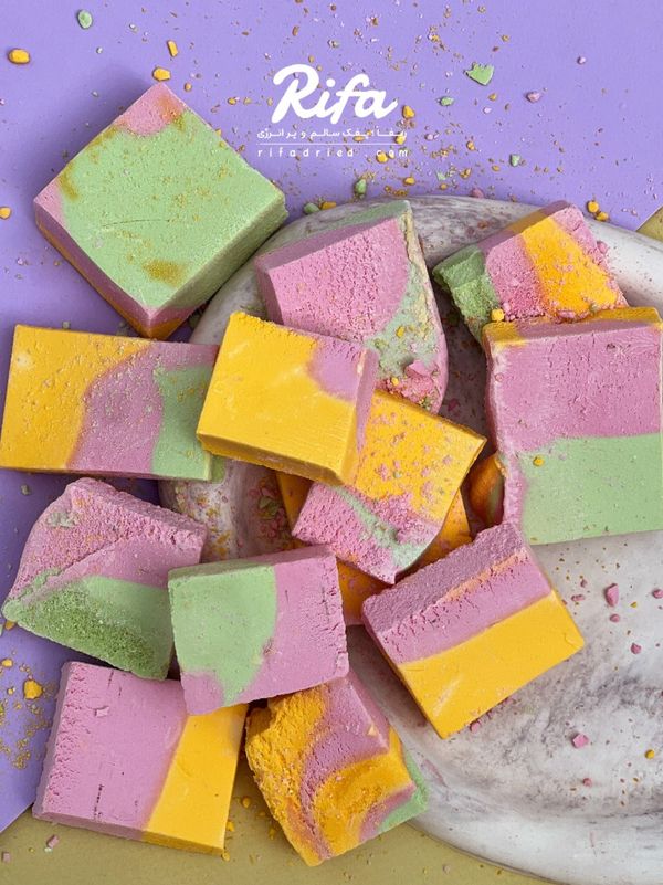 بستنی خشک انجمادی پفکی طعم رنگین کمان