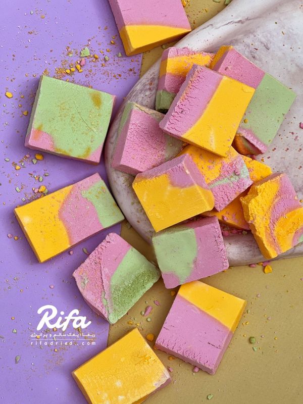 بستنی خشک انجمادی پفکی طعم رنگین کمان