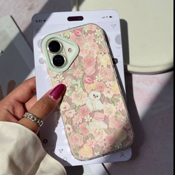 قاب پیشی در باغ گل