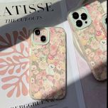 قاب پیشی در باغ گل