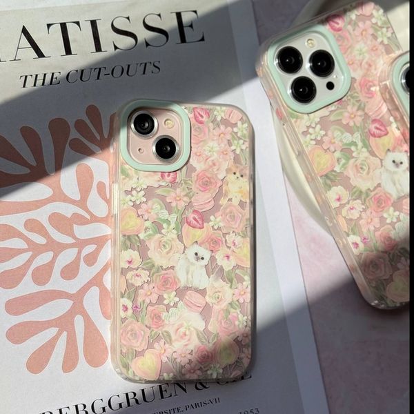 قاب پیشی در باغ گل