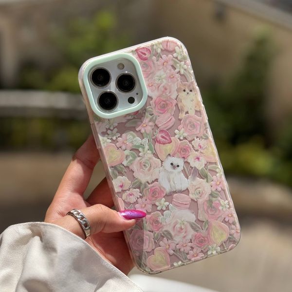 قاب پیشی در باغ گل