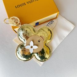 آویز LV طلایی