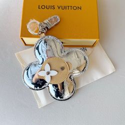 آویز LV سیلور