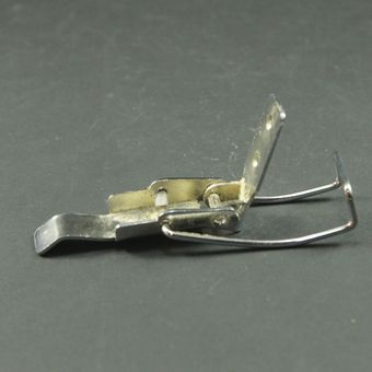 گیره فلزی نگه دارنده سر جاروبرقی سطلی