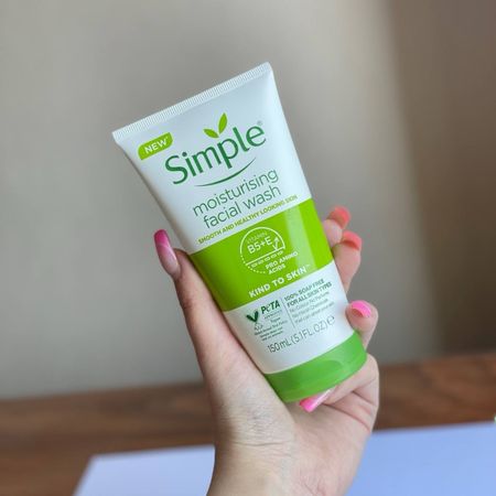 ژل شستشو صورت سیمپل مدل moisturising حجم 150 میلی لیتر