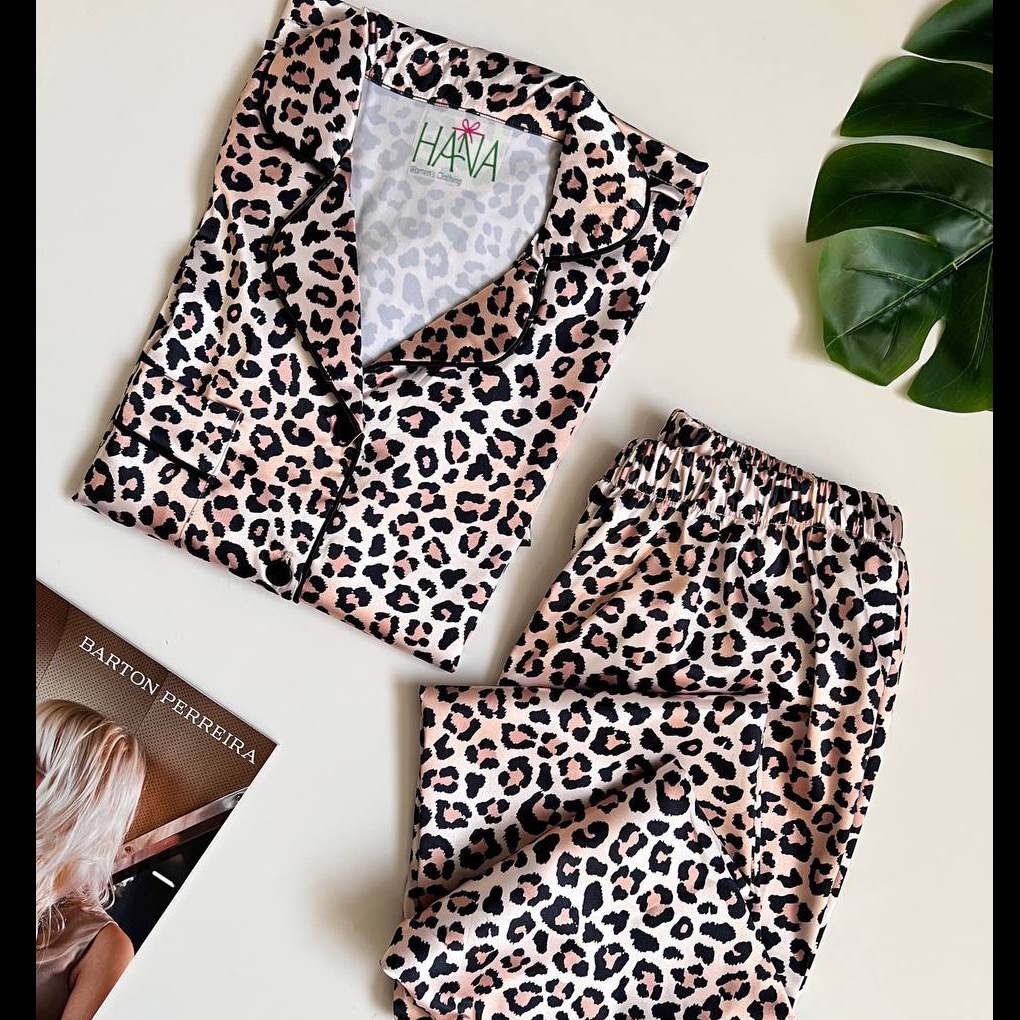 ست شومیز و شلوار ساتن همراه اسکرانچی طرح پلنگی