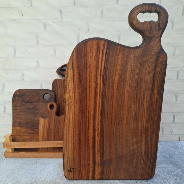 تخته سرو رستم ساخته شده از ریشه درخت گردو