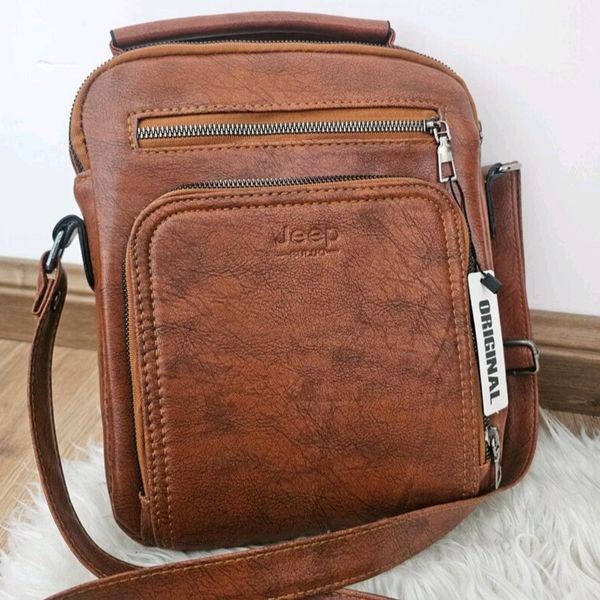 کیف دوشی Jeep مدل 5 زیپ سایز پاسپورتی، جادار و بادوام