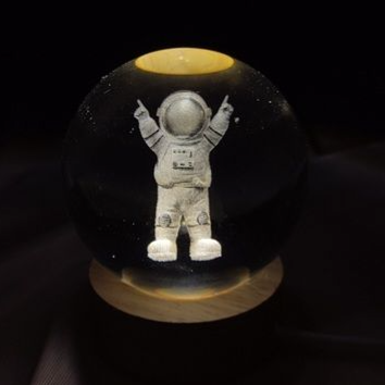 گوی کیریستالی مدل فضانورد