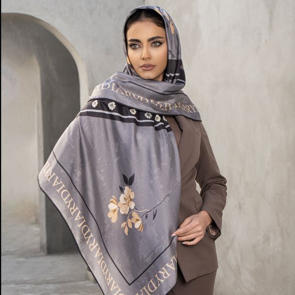 روسری طرح گل زنبق زرد (طوسی رنگ )