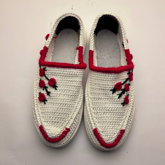 گیوه زنانه طبی رنگ سفید مدل گل سرخ