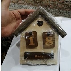 تقویم چوبی رومیزی طرح کلبه