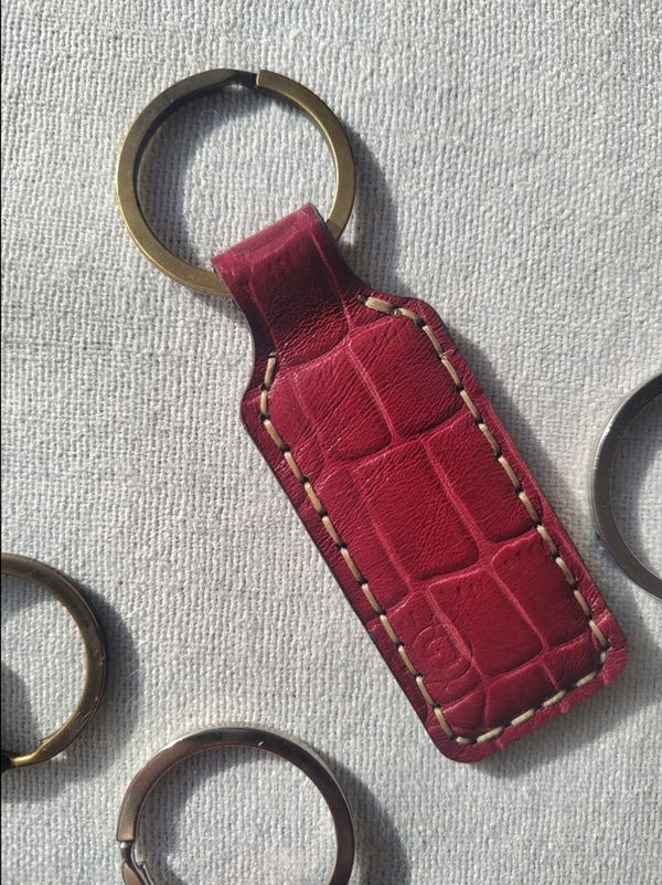 جاکلیدی چرم افکتی قرمز