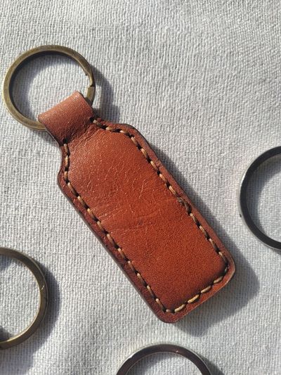 جاکلیدی چرم قهوه‌ای عسلی