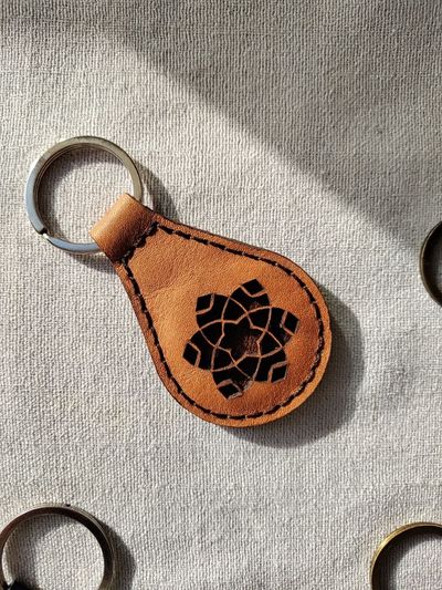 جاکلیدی چرم طرح ستاره قهوه ای