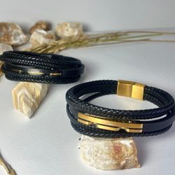 دستبند مردانه چرمی و فلزی طرح کارتیر – رنگ مشکی و طلایی