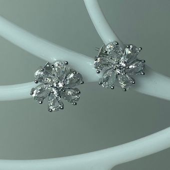 گوشواره مینیمال طرح گل نگینی