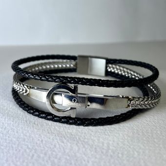 دستبند مردانه چرمی و فلزی سه‌لایه طرح امگا – رنگ نقره‌ای و مشکی