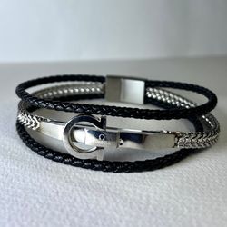 دستبند مردانه چرمی و فلزی سهلایه طرح امگا – رنگ نقرهای و مشکی