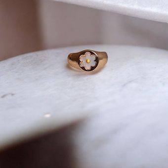 انگشتر زنانه مینیمال طرح گل بابونه  رنگ ثابت و ضدحساسیت کد S351