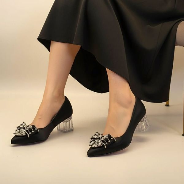 مجلسی پاشنه شیشه ای